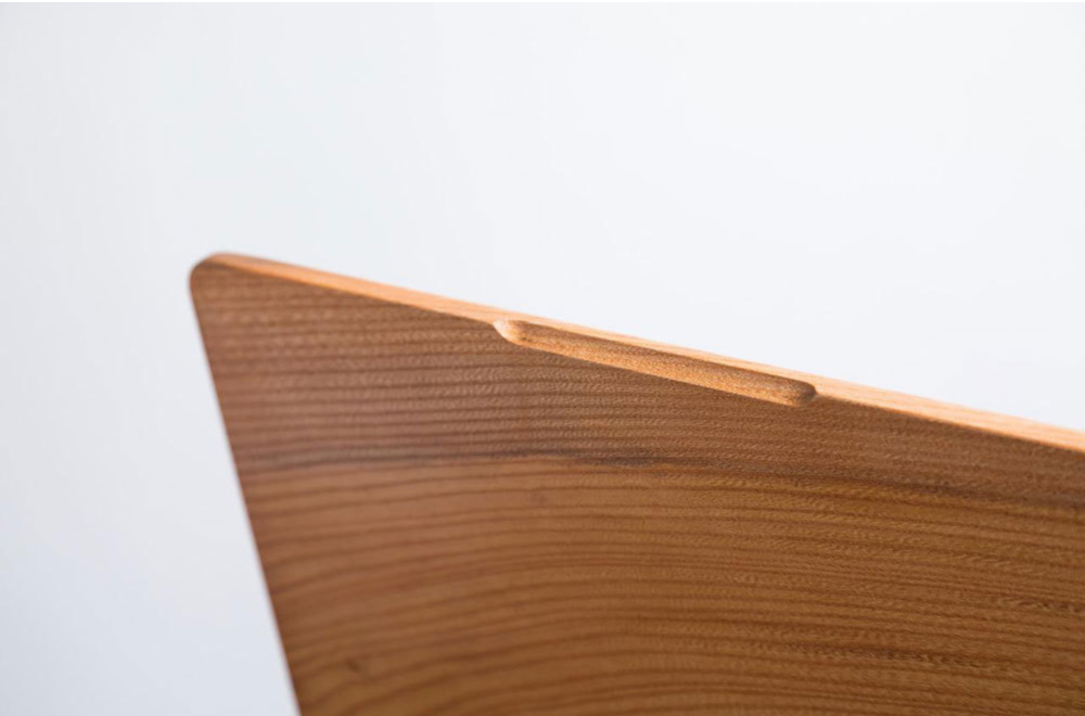 会太銘木店‗薄く加工しても反りが出ない素材のいい欅のランチョンマットの側面の画像