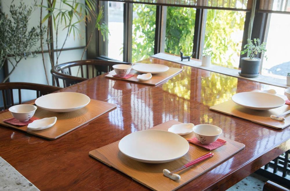 会太銘木店‗薄く加工しても反りが出ない素材のいい欅のランチョンマットを使った食卓の様子